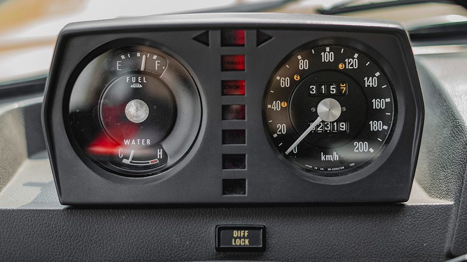 لندروور رنجروور کلاسیک مدل 1977